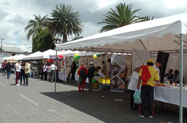 Moradores de Uyumbicho participaron en la Feria de productos